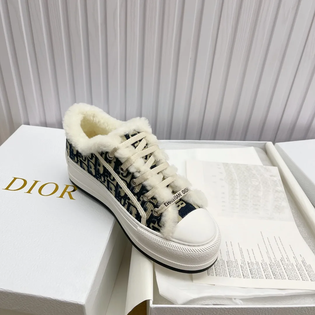 👟👟Ex-factory price 560👟👟 Ready-made high-quality Dior thick-soled sneakers with fully embroidered iconic patterns👟👟 ♦️Top quality in the market🎗Breaking hot item in foreign counters🎗Non-common imitation version in the market🎗🔳The fabric is made of Italian🇮🇹imported fabrics❗️Embroidered upper, original mold injection Logo frosted five-pointed star outsole🔳Inner wool injection molding mold Logo foam feet Code number: 35 to 41. 40 41 custom-made wool